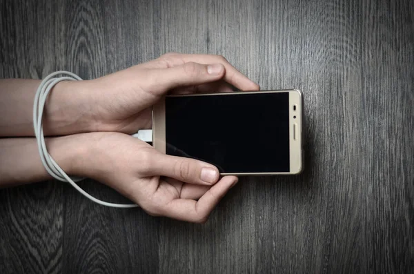 Telefon bağımlısı. Tel ile bağlı el. Cep telefonu holding genç eller.