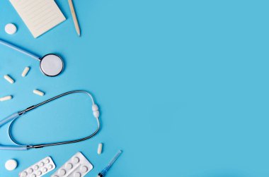 Tıbbi kavramı mavi arka plan. Doktor Danışma enstrümanlar ile. Kopya alanı.