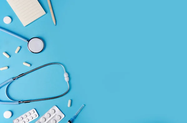 Tıbbi kavramı mavi arka plan. Doktor Danışma enstrümanlar ile. Kopya alanı.