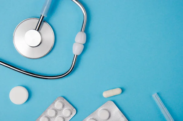 Tıbbi kavramı mavi arka plan. Doktor Danışma enstrümanlar ile. Kopya alanı.
