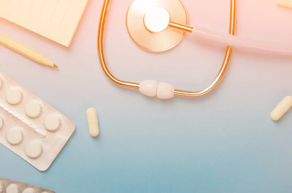 Tıbbi kavramı mavi arka plan. Doktor Danışma enstrümanlar ile. Kopya alanı.