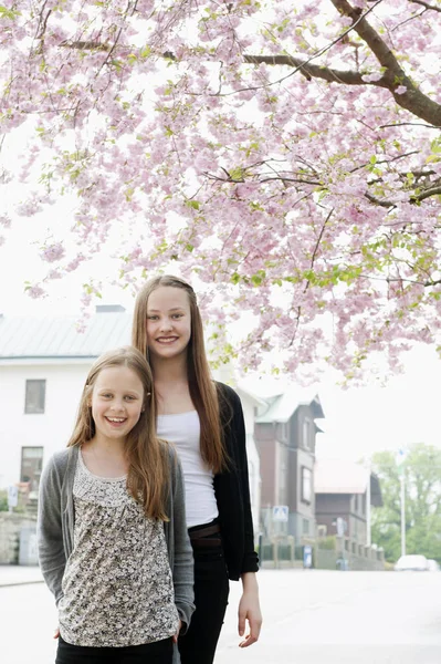 Zwei Teenager Mädchen Blicken Die Kamera Selektiver Fokus — Stockfoto