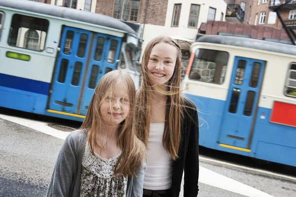 Dvě Mladé Dívky Které Dívají Kameru Proti Tramvaji Selektivní Zaměření — Stock fotografie