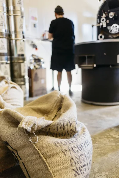 Kaffesäckar Kaffe Rostnings Branschen Man Bakgrunden — Stockfoto