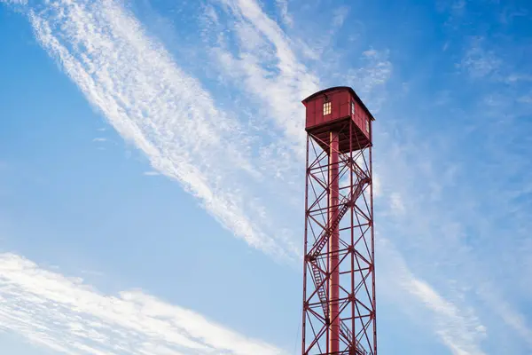 Czerwona Wieża Strażnicza Przeciwko Błękitnemu Niebu — Zdjęcie stockowe