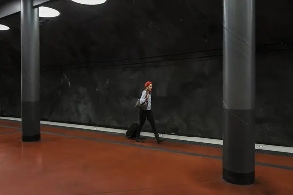 Ung Kvinna Med Resväska Tunnelbanestationen — Stockfoto