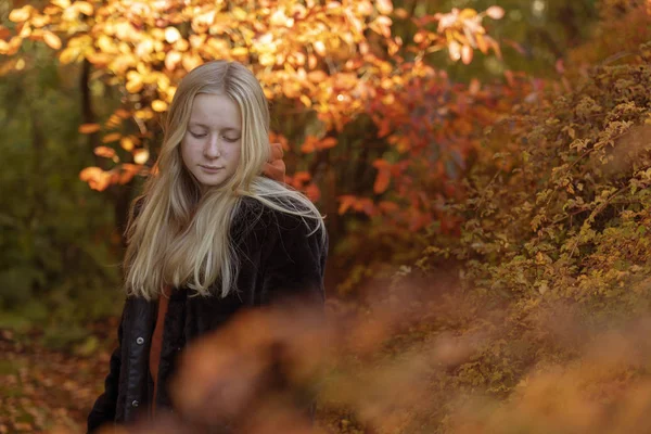 Teenager Mädchen Durch Herbstbäume Selektiver Fokus — Stockfoto
