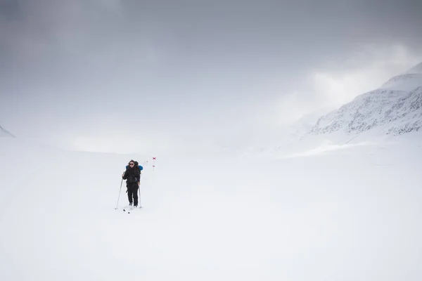 Femme Skiant Montagne Sur Train Kungsleden Laponie Suède — Photo