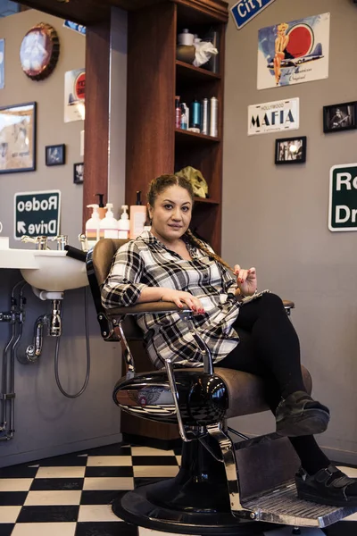 Barbearia Sentado Cadeira Olhando Para Câmera — Fotografia de Stock