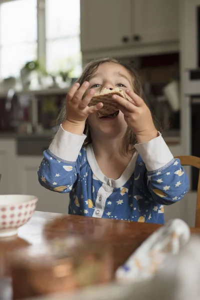 Menina Comendo Saboroso Café Manhã Casa — Fotografia de Stock