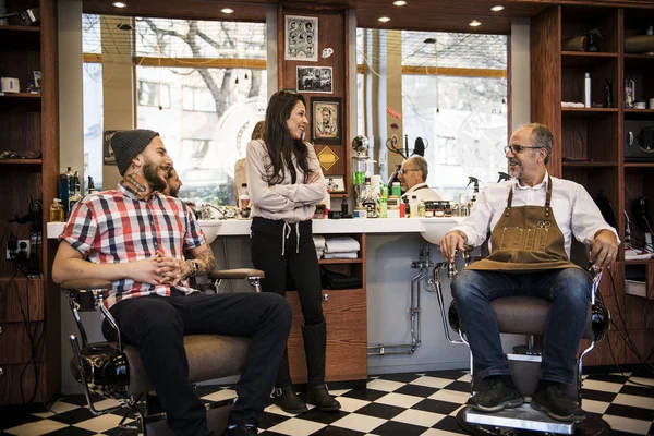 Barbeiros Sorrindo Olhando Para Outro Barbearia — Fotografia de Stock