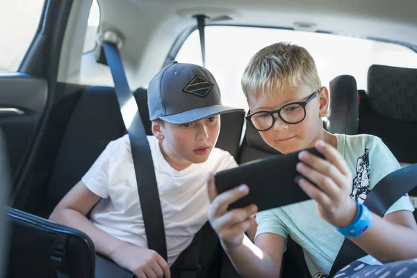 Boys Smart Phone Car Selective Focus — Stock Photo, Image