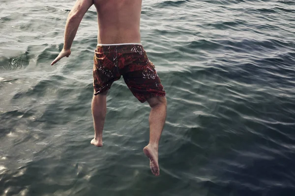 Άνθρωπος Πηδώντας Στη Θάλασσα Επιλεκτική Εστίαση — Φωτογραφία Αρχείου