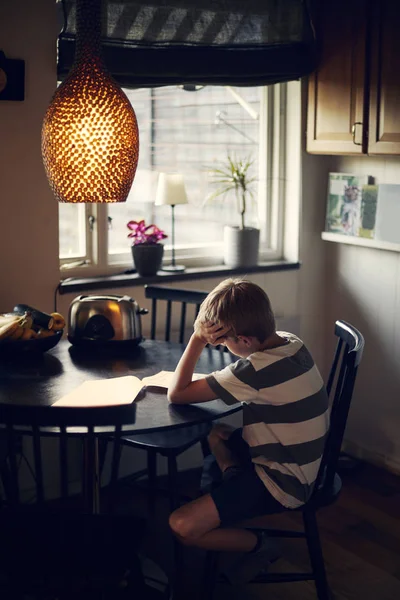 Menino Livro Leitura Enquanto Sentado Mesa Jantar — Fotografia de Stock