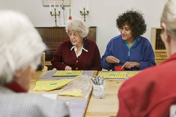 Starsze Kobiety Grające Bingo Domu Spokojnej Starości — Zdjęcie stockowe