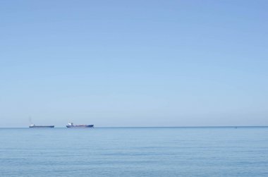 İki mavna denize açılıyor. Mavi doğal arkaplan