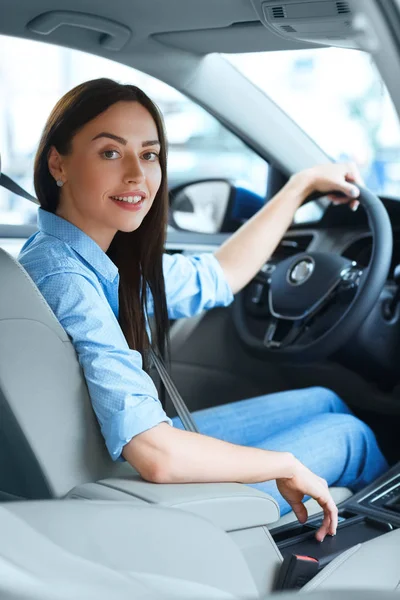 Motorista Classe Tiro Uma Mulher Atraente Sorrindo Para Câmera Sobre — Fotografia de Stock