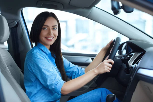 Pronti Strada Bella Giovane Donna Sorridente Felicemente Alla Fotocamera Mentre — Foto Stock