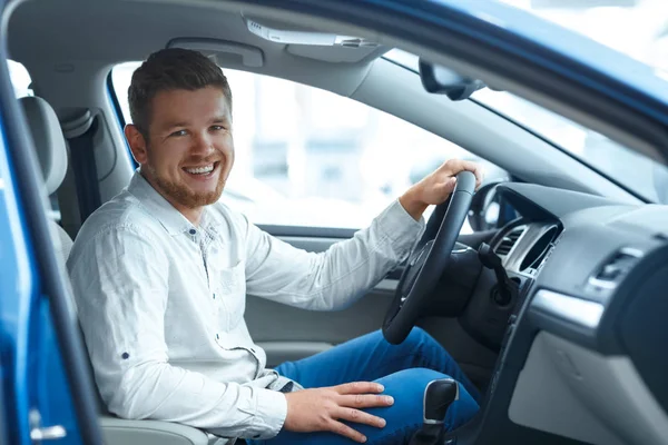 Sueño Hizo Realidad Retrato Guapo Barbudo Sentado Nuevo Coche Riendo — Foto de Stock