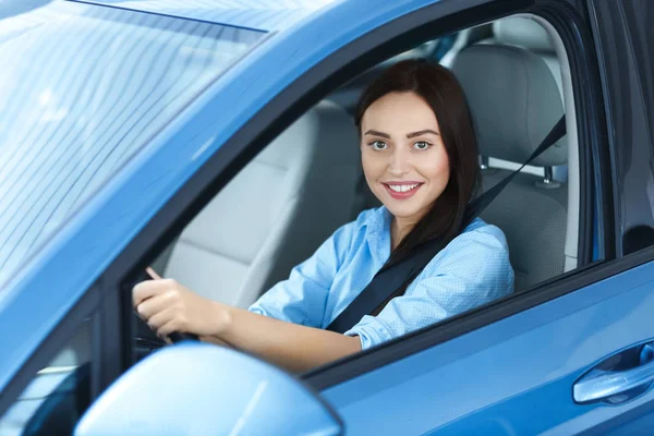 Encontrei Carro Perfeito Bela Mulher Alegre Sorrindo Feliz Enquanto Sentada — Fotografia de Stock