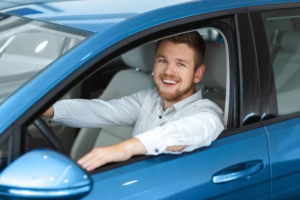 Conducir Pasión Feliz Hombre Guapo Sonriendo Alegremente Cámara Mientras Está — Foto de Stock