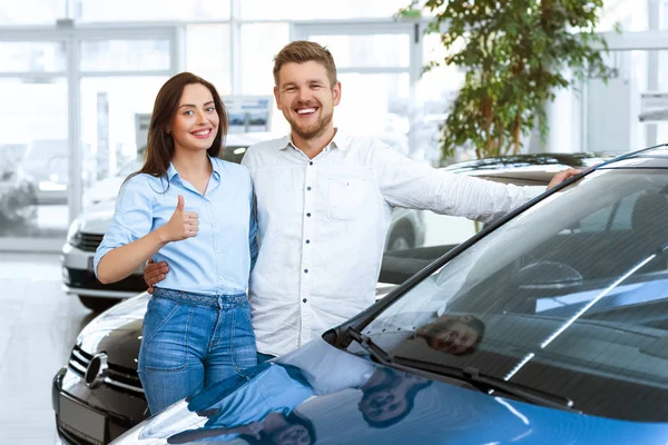 Nákup Auto Snů Portrét Krásného Mladého Páru Nákup Nového Vozu — Stock fotografie