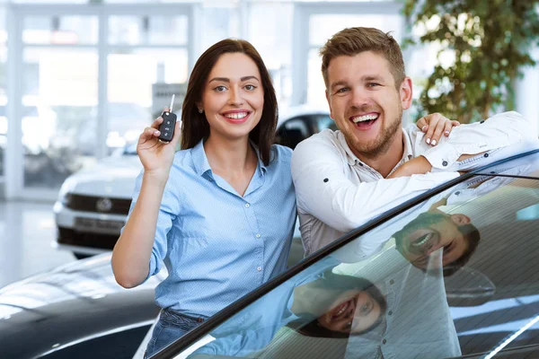 Arabamız Anahtarları Için Yeni Bir Araba Gösterilen Gülümseyen Güzel Mutlu — Stok fotoğraf