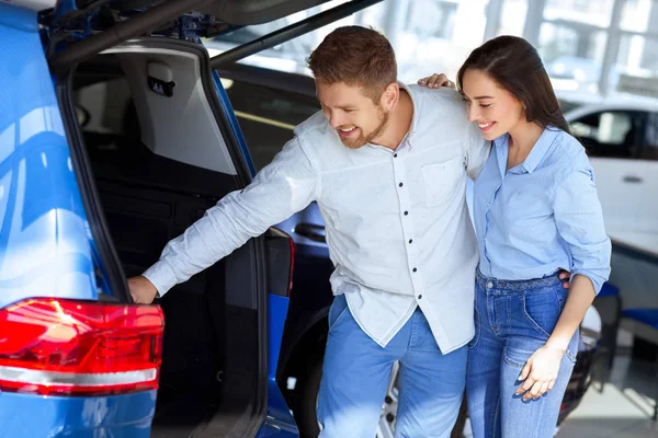 Hay Toneladas Espacio Aquí Foto Una Hermosa Pareja Feliz Mirando —  Fotos de Stock