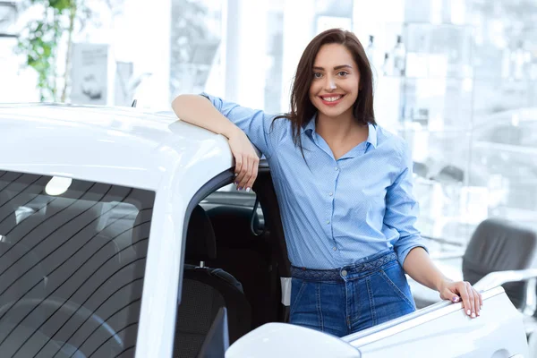 Dando Una Vuelta Fotografía Una Atractiva Joven Posando Cerca Coche — Foto de Stock