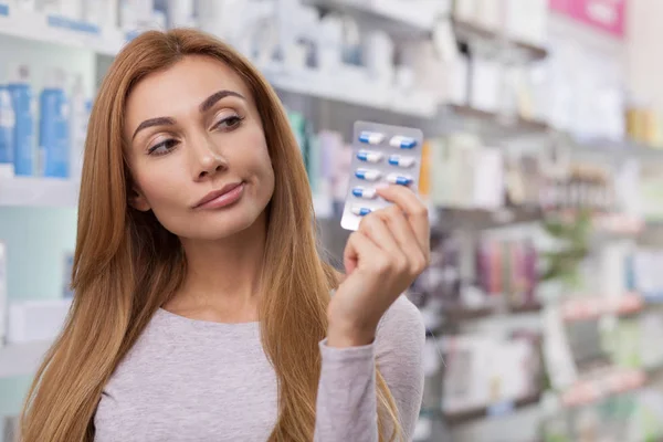 Young Beautiful Woman Looking Puzzled Holding Blister Pills Drugstore Copy — Stock Photo, Image