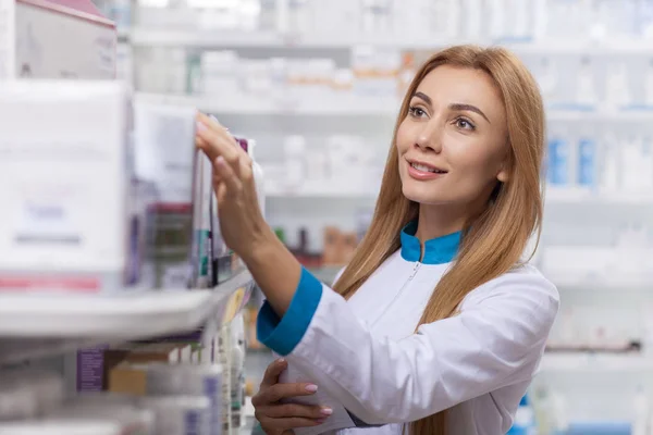 Beautiful Confident Female Pharmacist Smiling Joyfully Organizing Medical Products Sale — Stock Photo, Image