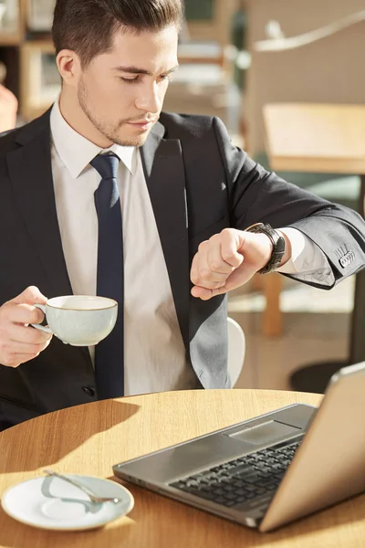 Tan Poco Tiempo Guapo Hombre Negocios Adecuado Disfrutando Descanso Café —  Fotos de Stock