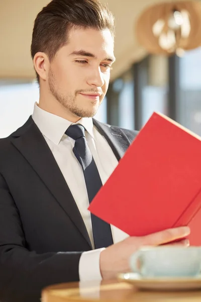 Hora Relajarse Retrato Bajo Ángulo Hombre Negocios Sonriente Disfrutando Leyendo —  Fotos de Stock