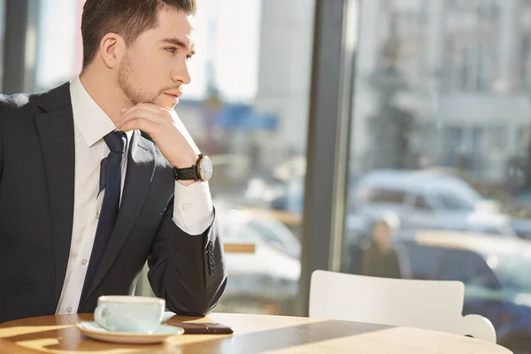 Decisiones Negocios Foto Recortada Hombre Negocios Barbudo Guapo Mirando Hacia — Foto de Stock