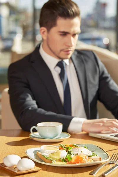 Primero Trabajo Enfoque Selectivo Desayuno Tostadas Plato Ensalada Mesa Café — Foto de Stock