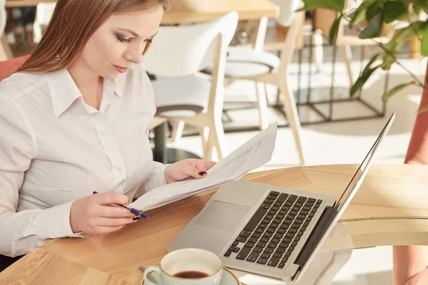 Dernier Chèque Plan Vertical Une Belle Femme Affaires Travaillant Avec — Photo