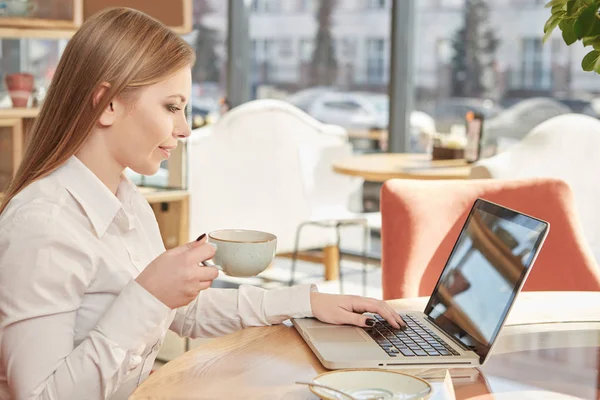 有些工作要完成 年轻美丽的女商人享受她的咖啡工作在笔记本电脑上在当地的咖啡印章 — 图库照片