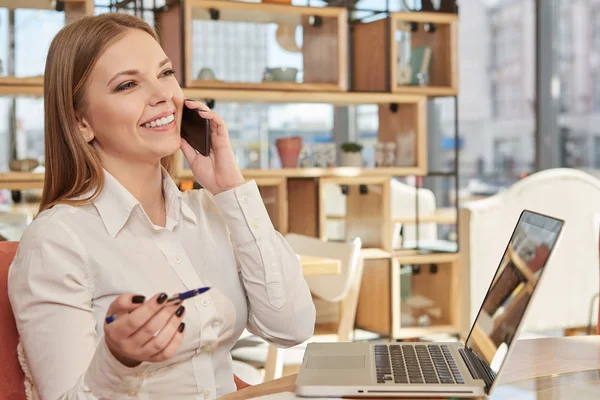 Feliz Con Trabajo Fotografía Una Hermosa Joven Empresaria Riendo Hablando —  Fotos de Stock