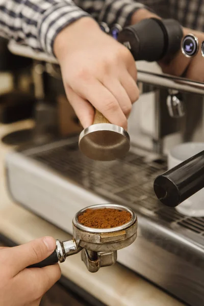 Verticale Bijgesneden Shot Van Een Barista Voorbereiden Koffie Met Behulp — Stockfoto