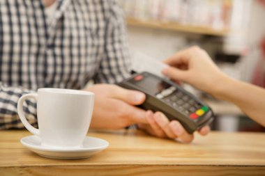 Bir fincan kahve kadın onun kredi kartıyla ödeme bill yaşam tarzı modern teknoloji aygıt eğlence bankacılık arka plan sipariş müşteri istemci okuyucuya kafede ödeme tarih seçici odak