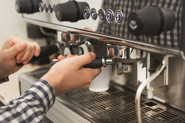 Cropped Shot Professional Barista Preparing Coffee His Coffee Shop Working — 图库照片