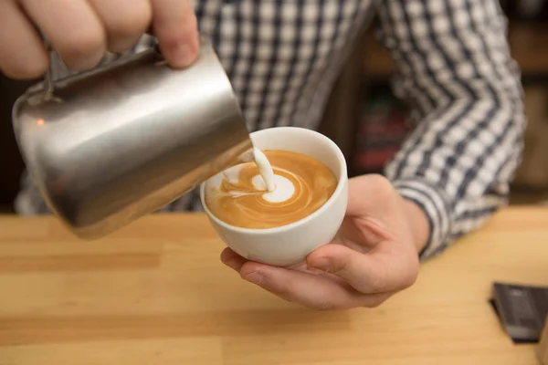 Close Van Bijgesneden Shot Van Een Professionele Barista Koffie Kunst — Stockfoto