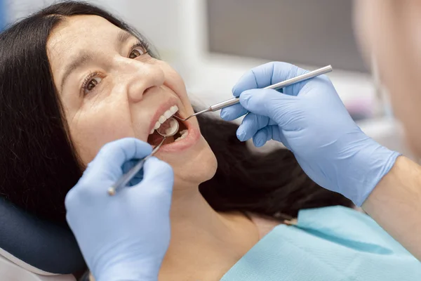 Regularne Sprawdzanie Bliska Strzał Senior Kobiety Sprawdzanie Dentysta Stomatologia Medycyna — Zdjęcie stockowe