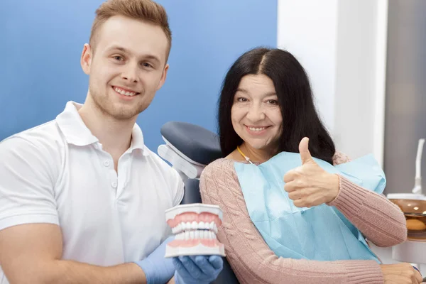 Helt Friska Senior Kvinna Ler Lyckligt Visar Tummen Upp Tandkliniken — Stockfoto