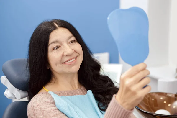 Enjoying Perfect Smile Beautiful Cheerful Senior Woman Smiling Checking Out — Stock Photo, Image