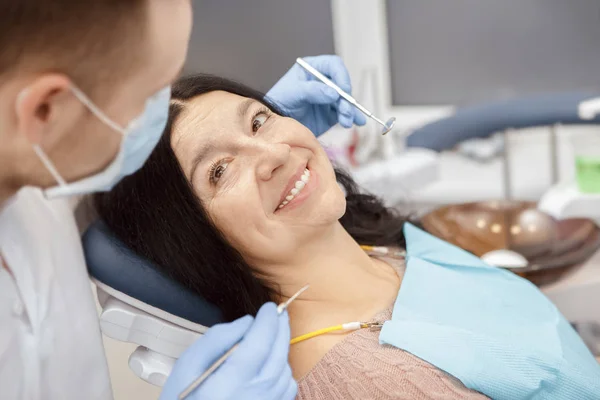 Boas Mãos Mulher Idosa Feliz Sentada Uma Cadeira Dentária Sorrindo — Fotografia de Stock