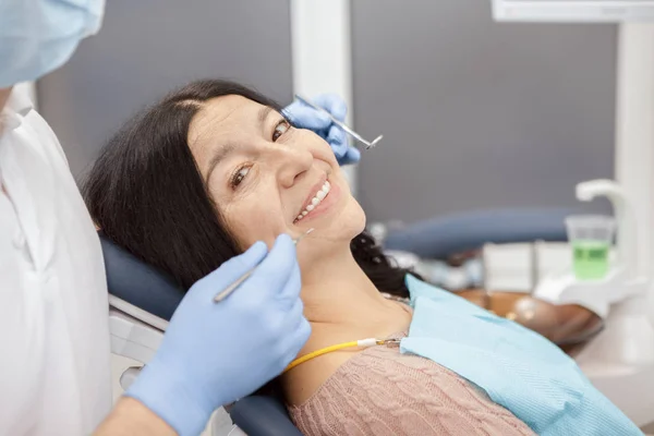 Dientes Sanos Hermosa Mujer Mayor Sonriendo Cámara Mientras Que Dentista — Foto de Stock