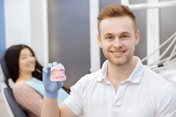 Preocupa Por Salud Alegre Dentista Profesional Sonriendo Cámara Sosteniendo Molde — Foto de Stock