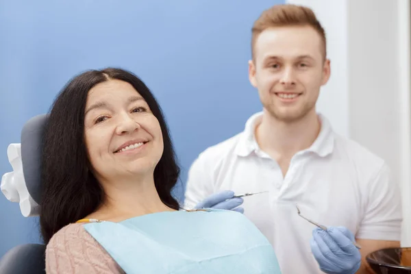 Relaxado Dentista Paciente Sênior Feliz Sentada Uma Cadeira Dentária Sorrindo — Fotografia de Stock