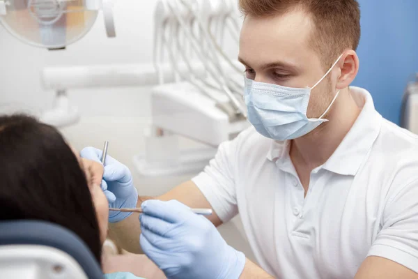 Arbejder Hendes Smil Professionel Mandlig Tandlæge Arbejder Sin Klinik Undersøge - Stock-foto